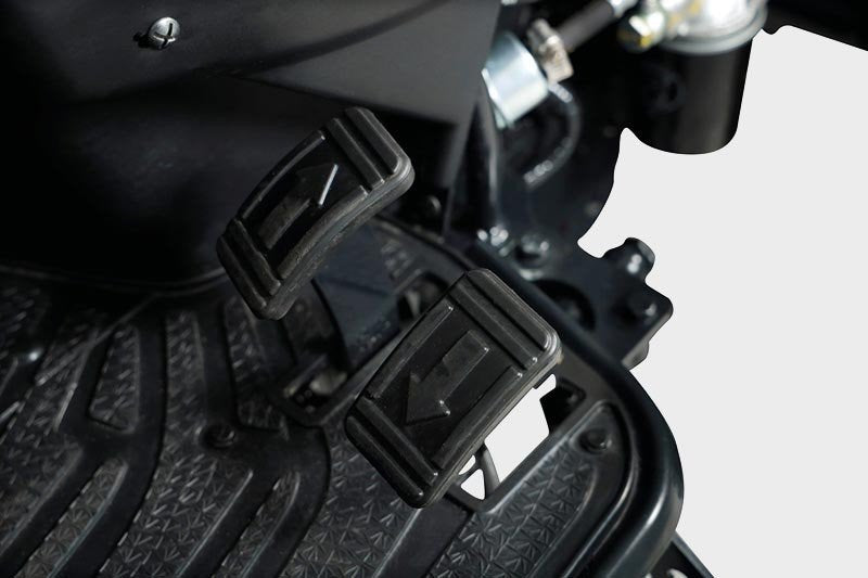 Solis Kompakttraktor 26 HST Panther in schwarz mit Kabine Grundmaschine ohne Bereifung